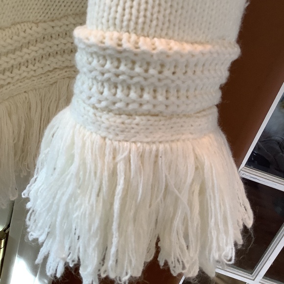 Poncho - Picture 2 of 4